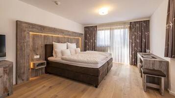 Family Room | Minibar, in-room safe, desk, soundproofing