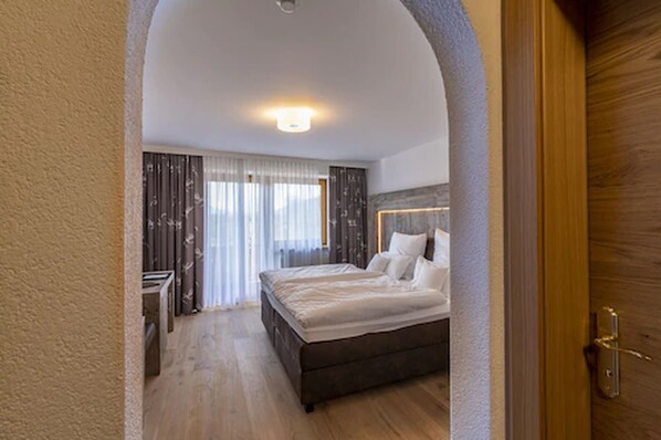 Standard Double Room | Hypo-allergenic bedding, down comforters, memory foam beds, minibar