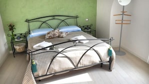 Comfort Apartment, 2 Bedrooms | Blackout drapes, soundproofing, iron/ironing board, WiFi (free) - B&B Piazza Vecchia (Bergamo)