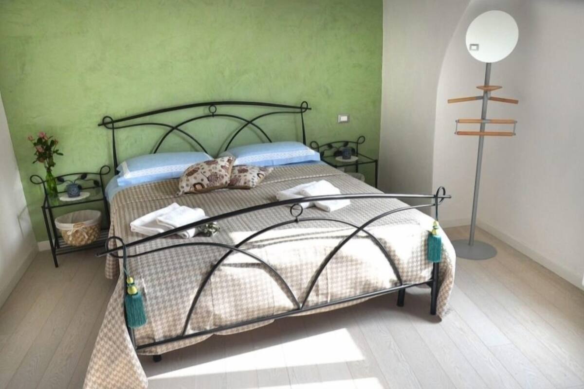 Comfort Apartment, 2 Bedrooms | Blackout drapes, soundproofing, iron/ironing board, WiFi (free)