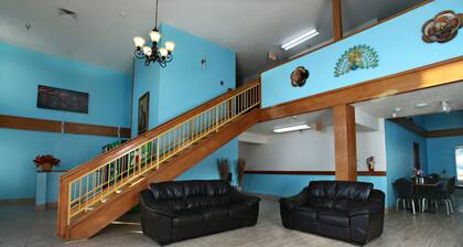 Sky Palace Inn & Suites Newton / 1 king-vuode savuton