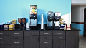 Un espace dédié au café, équipé de plusieurs machines à café et d’une variété de récipients pour le café.