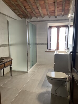 Dusche, Haartrockner, Bidet, Seife