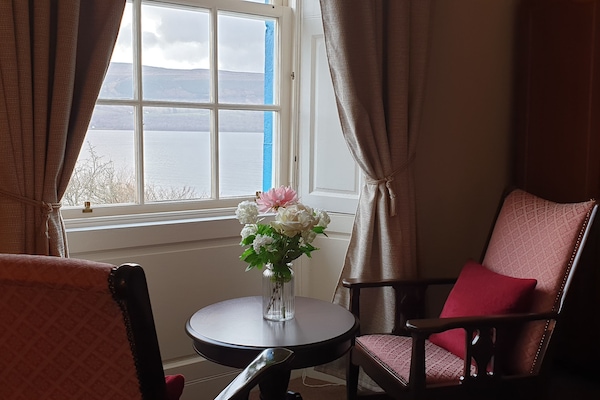 Habitación doble Deluxe | Área de sala de estar | Televisión de pantalla plana