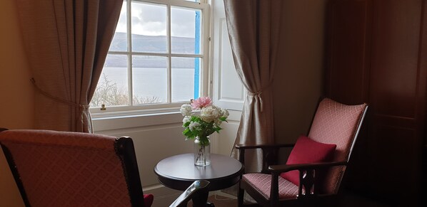 Habitación Deluxe doble | Zona de estar | Una televisión de pantalla plana