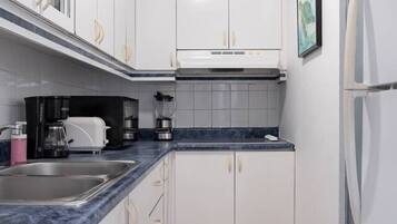 Refrigerador, microondas, parrilla de estufa y cafetera y tetera