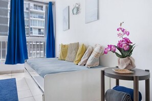 1 chambre, bureau, fer et planche à repasser, lit de bébé portatif