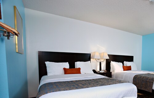 Sky Palace Inn & Suites Newton / 2 queen-size-vuodetta savuton