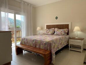 3 bedrooms, desk, iron/ironing board, free WiFi