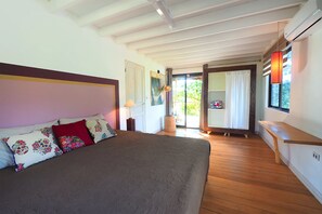 Villa Design, vue sur le jardin, au bord de la piscine | 4 chambres, accès au Wi-Fi (inclus)