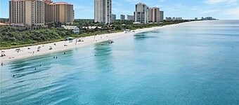 BEACH TIME! WALK/BIKE TO THE BEACH-Min to shops, dining, movies-Fenced backyard