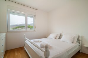5 bedrooms, desk, WiFi