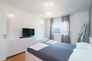 5 Schlafzimmer, Schreibtisch, WLAN