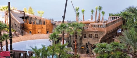 Innendørsbasseng og utendørsbasseng