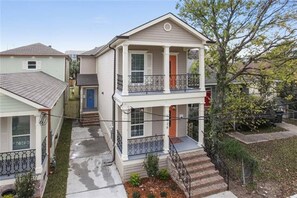 Exterior - Spacious 3BR Mid-City stay 0.9 mi to Superdome. 2 kings, 1 queen, chef’s kitchen, Wi-Fi, steps to streetcar. (New Orleans)