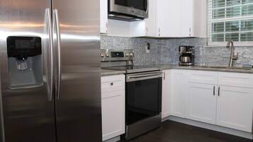 Køleskab, mikrobølgeovn, ovn, kogeplade