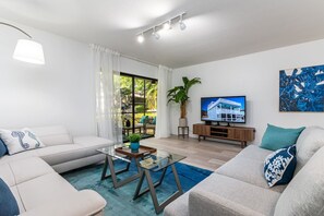 Smart TV, tenis de mesa y monitor de computadora 