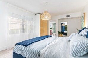 2 habitaciones, escritorio y tabla de planchar con plancha 