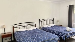 4 Schlafzimmer, Bügeleisen/Bügelbrett, Bettwäsche