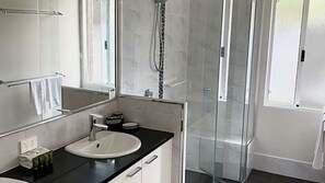 Bañera y toallas
