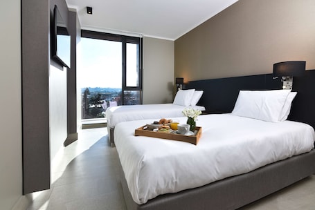 Minibar, espacio para trabajar con laptop y ropa de cama