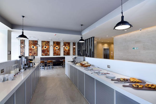 Free buffet breakfast on weekdays