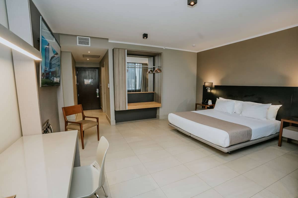 Standaard kamer, 1 kingsize bed, toegankelijk voor mindervaliden, niet-roken | Een minibar, een laptopwerkplek, beddengoed