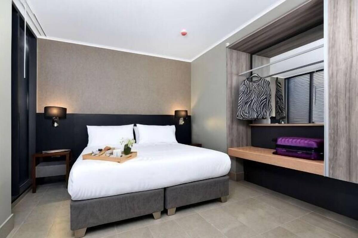 Frigobar, espaço de trabalho para notebook, roupa de cama