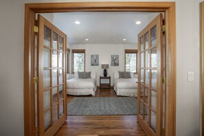 7 habitaciones, escritorio y tabla de planchar con plancha 