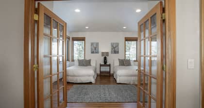 SKI to Lift/Walk-in 7 BEDROOMS & 10 BATHS, Hot Tub, Theater, Gym