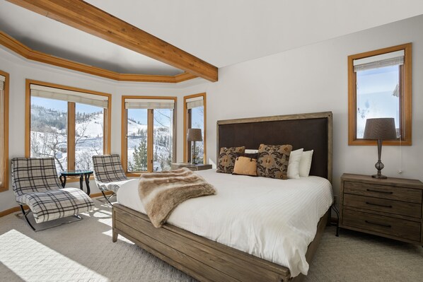 7 soverom, skrivebord, strykejern/-brett og reiseseng for barn