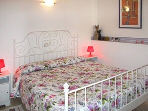 2 bedrooms, iron/ironing board, free WiFi