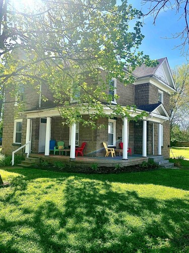 Kid and pet friendly 2 nd floor duplex