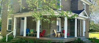 Kid and pet friendly 2 nd floor duplex