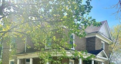 Kid and pet friendly 2 nd floor duplex