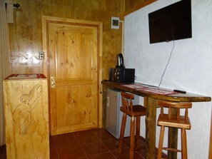 Fridge, microwave, electric kettle, cookware/dishes/utensils - Yarvaikafra B&B (Hanga Roa)