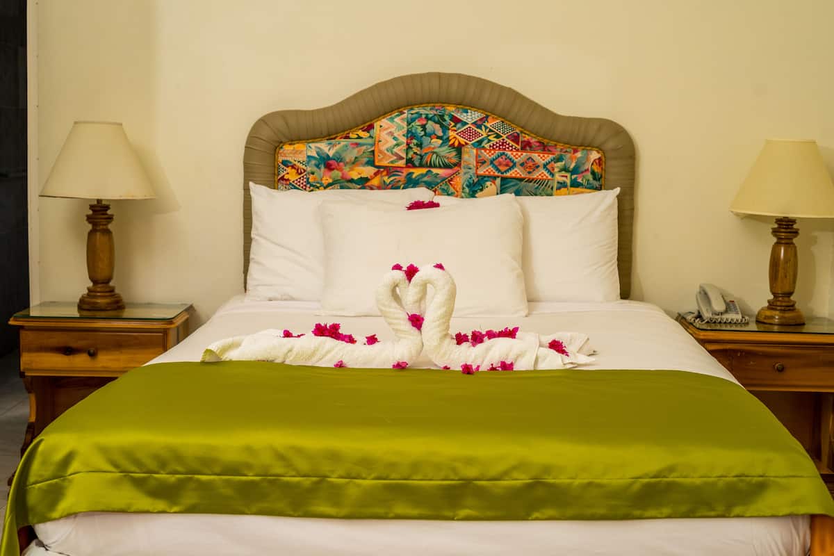 Deluxe Single Room, 1 King Bed, Garden View | In-room safe, desk, blackout drapes, soundproofing