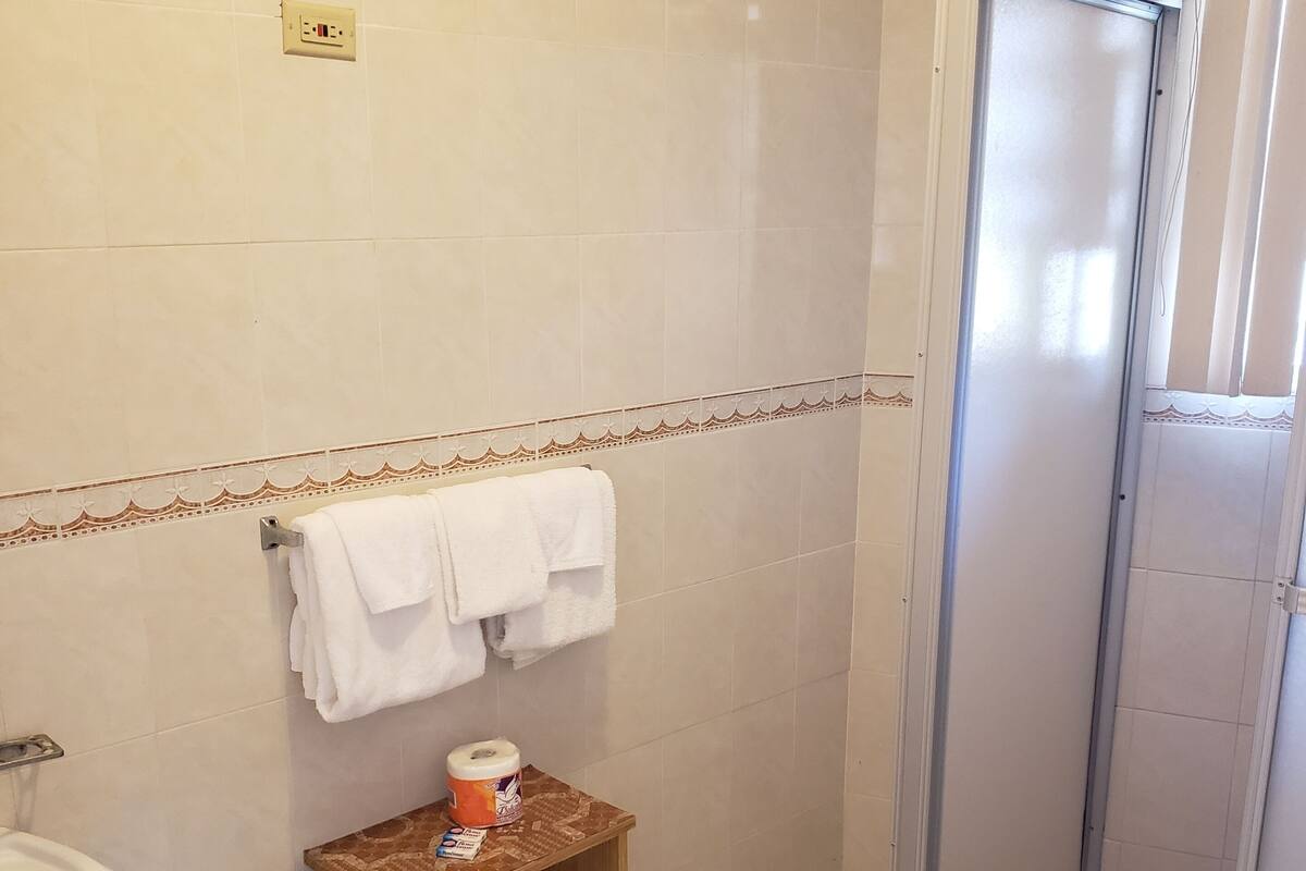 Phòng đôi Tiêu chuẩn, 1 giường cỡ queen, quang cảnh vườn | Phòng tắm | Đồ dùng nhà tắm miễn phí, máy sấy tóc, khăn tắm, xà phòng 
