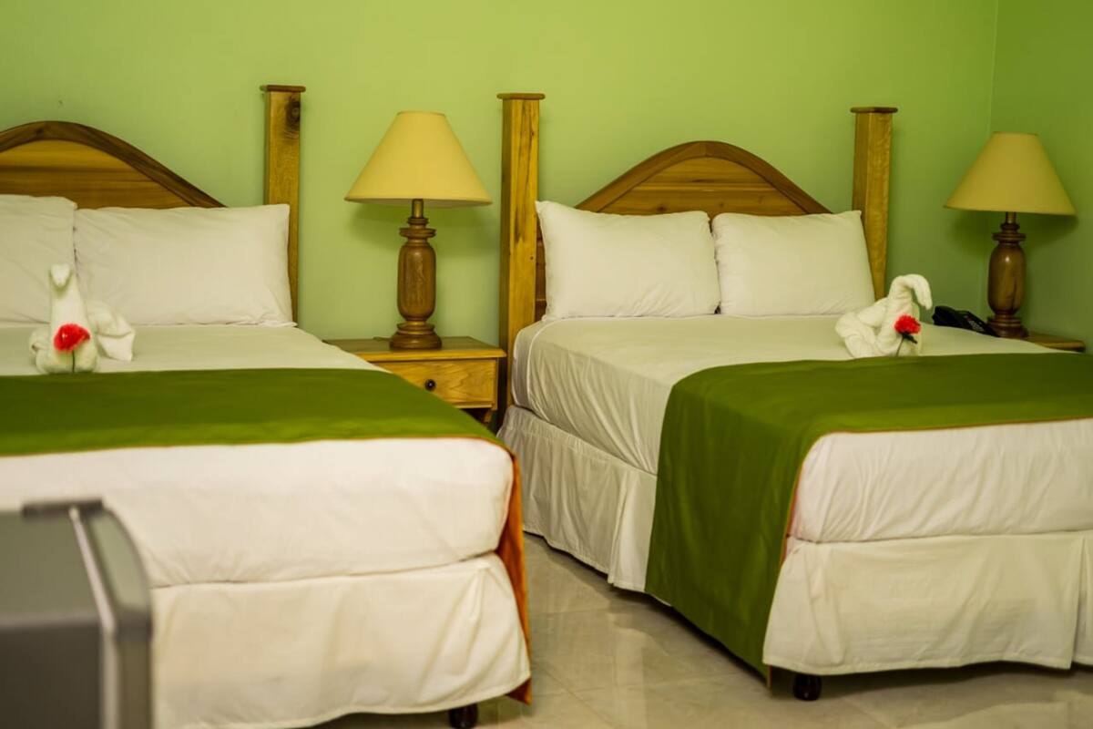Phòng 3 Premium, nhiều giường, quang cảnh vườn | Két bảo mật tại phòng, bàn, màn/rèm cản sáng, phòng cách âm 