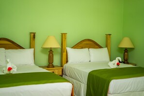 Chambre Quadruple Deluxe, 2 grands lits, vue jardin | Coffres-forts dans les chambres, bureau, rideaux occultants