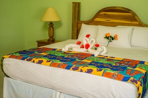 Habitación estándar doble, 1 cama de matrimonio, vistas al jardín | Caja fuerte, escritorio, cortinas opacas y sistema de insonorización