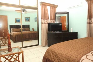 3 habitaciones, caja de seguridad en la habitación y escritorio