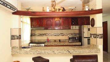 冰箱、微波炉、烤箱、炉灶