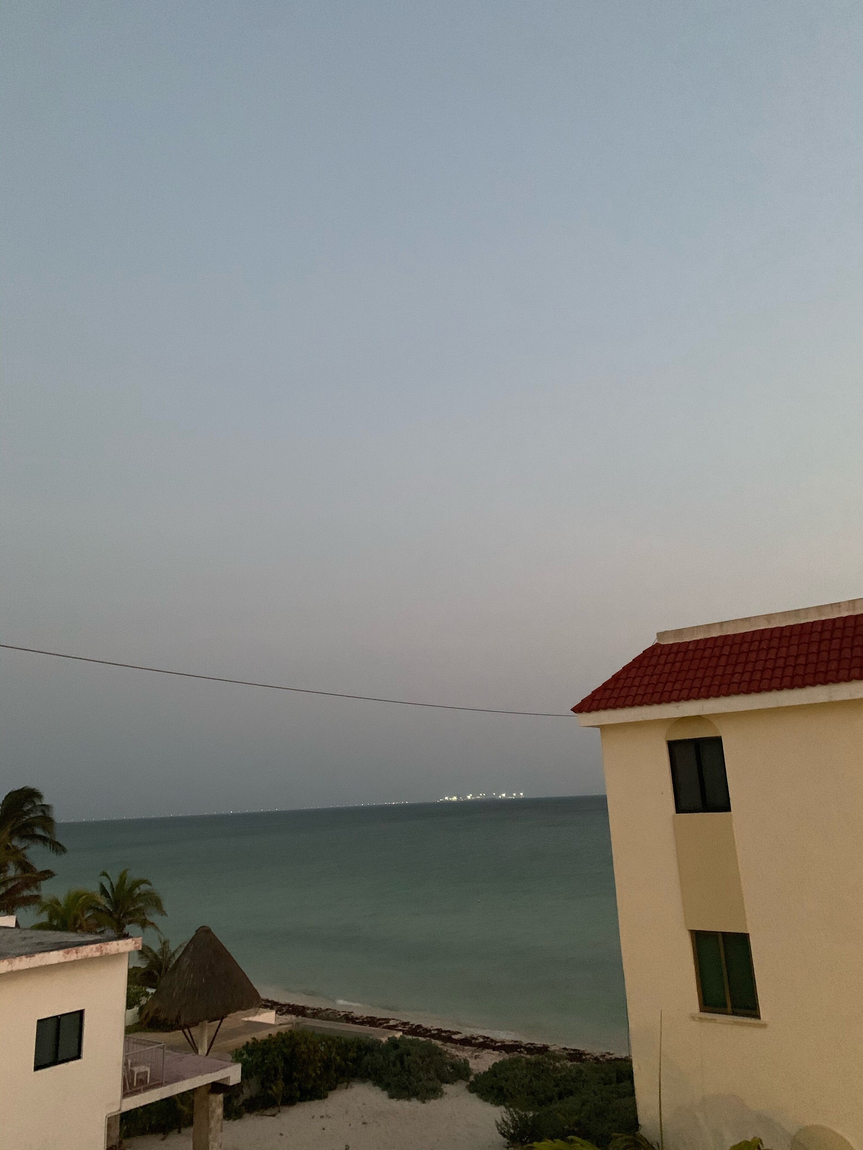 Nära stranden, solstolar och strandhanddukar