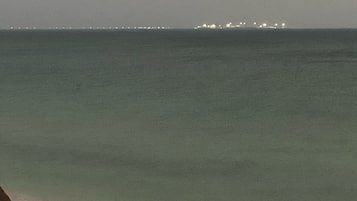 Vlak bij het strand, ligstoelen aan het strand, strandlakens