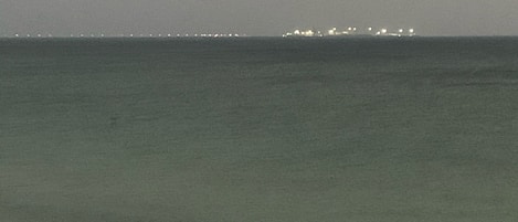 Plage à proximité, chaises longues, serviettes de plage