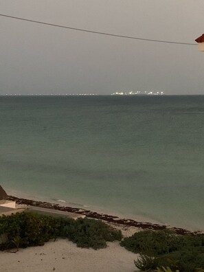 A beach with a sandy shore and some greenery. - My little paradise on earth (Chicxulub, Progreso, Yucatán)