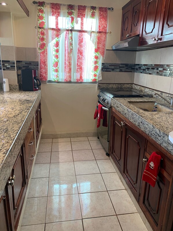 Refrigerador, microondas, horno, placa de cocina