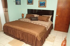 3 quartos, cofres nos quartos, ferros/tábuas de passar roupa