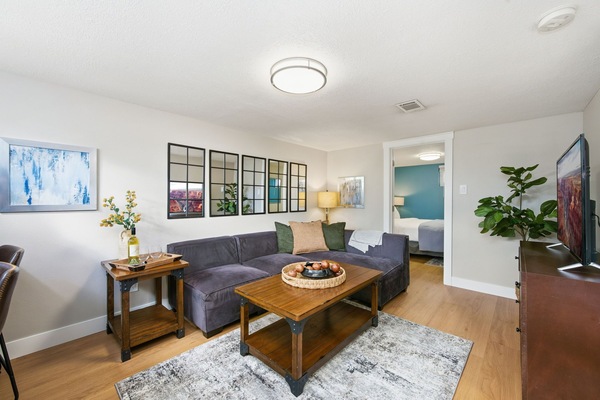 Living Room with Smart TV and Breakfast Bar | Seating for 3!